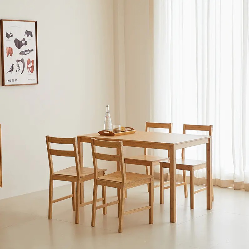 Sú bambusové jedálenské stoly praktickou voľbou pre vonkajšie jedálenské priestory?